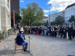 Берлин шаарында элчилик аймагында «Бала манасчы» айкелинин расмий ачылышы болду