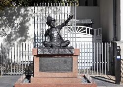 Берлин шаарында элчилик аймагында «Бала манасчы» айкелинин расмий ачылышы болду