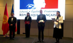 Режиссёр Актан Арым Кубатка Франциянын искусство жана адабият орденинин кавалери наамы тапшырылды