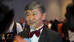 Режиссёр Актан Арым Кубатка Франциянын искусство жана адабият орденинин кавалери наамы тапшырылды