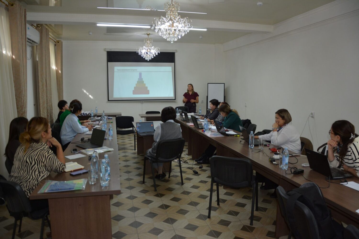 БАШТАЛГЫЧ КЛАСС МУГАЛИМДЕРИ КРИТЕРИЙДИК БААЛОО МЕТОДОЛОГИЯСЫ БОЮНЧА ОКУТУУДАН ӨТӨТ