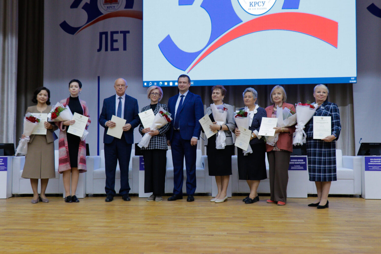 МИНИСТР ДОГДУРКҮЛ КЕНДИРБАЕВА КЫРГЫЗ-РОССИЯ СЛАВЯН УНИВЕРСИТЕТИНИН ЖАМААТЫН ЖАНА СТУДЕНТТЕРИН ЮБИЛЕЙИ МЕНЕН КУТТУКТАДЫ