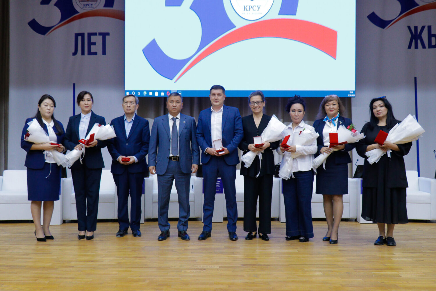 МИНИСТР ДОГДУРКҮЛ КЕНДИРБАЕВА КЫРГЫЗ-РОССИЯ СЛАВЯН УНИВЕРСИТЕТИНИН ЖАМААТЫН ЖАНА СТУДЕНТТЕРИН ЮБИЛЕЙИ МЕНЕН КУТТУКТАДЫ