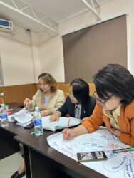 ТАРБИЯЧЫЛАРДЫ ОКУТУУЧУ МАШЫКТЫРУУЧУЛАР ТРЕНИНГДЕН ӨТҮП ЖАТЫШАТ