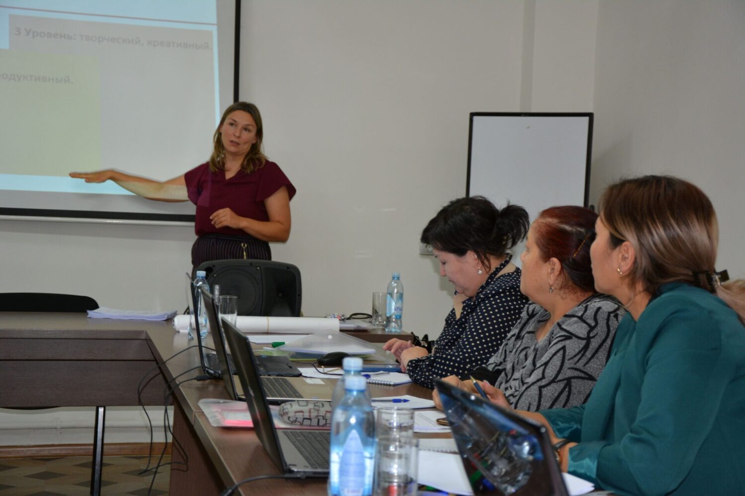 БАШТАЛГЫЧ КЛАСС МУГАЛИМДЕРИ КРИТЕРИЙДИК БААЛОО МЕТОДОЛОГИЯСЫ БОЮНЧА ОКУТУУДАН ӨТӨТ