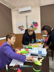 ТАРБИЯЧЫЛАРДЫ ОКУТУУЧУ МАШЫКТЫРУУЧУЛАР ТРЕНИНГДЕН ӨТҮП ЖАТЫШАТ