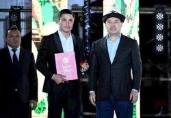 Президент спортчу Рустамбек уулу Нурадинге жана Амантур Исмаиловго батир белек кылды