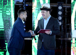 Президент спортчу Рустамбек уулу Нурадинге жана Амантур Исмаиловго батир белек кылды