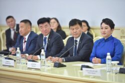 МОНГОЛИЯ МЕНЕН БИЛИМ БЕРҮҮ ЖАНА ИЛИМ ЖААТЫНДА КЫЗМАТТАШУУ ЖӨНҮНДӨ КЕЛИШИМГЕ КОЛ КОЮЛДУ