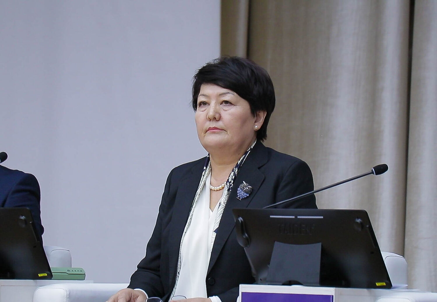 МИНИСТР ДОГДУРКҮЛ КЕНДИРБАЕВА КЫРГЫЗ-РОССИЯ СЛАВЯН УНИВЕРСИТЕТИНИН ЖАМААТЫН ЖАНА СТУДЕНТТЕРИН ЮБИЛЕЙИ МЕНЕН КУТТУКТАДЫ