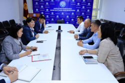 РЕСПУБЛИКАНЫН БАРДЫК МЕКТЕПТЕРИН ИНТЕРНЕТ МЕНЕН КАМСЫЗДОО МАСЕЛЕСИ ТАЛКУУЛАНДЫ