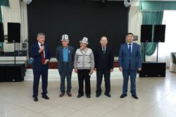 ОШМУ: АРДАГЕР ОКУТУУЧУЛАР МЕНЕН КЫЗМАТКЕРЛЕРГЕ СЫЙ