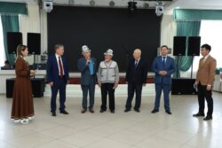 ОШМУ: АРДАГЕР ОКУТУУЧУЛАР МЕНЕН КЫЗМАТКЕРЛЕРГЕ СЫЙ