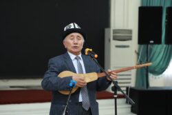 ОШМУ: АРДАГЕР ОКУТУУЧУЛАР МЕНЕН КЫЗМАТКЕРЛЕРГЕ СЫЙ