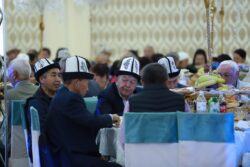 ОШМУ: АРДАГЕР ОКУТУУЧУЛАР МЕНЕН КЫЗМАТКЕРЛЕРГЕ СЫЙ