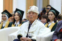 ОшМУ: Студенттер 1200$ стипендия алышты