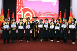 ОшМУ: Студенттер 1200$ стипендия алышты