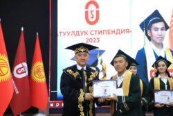 ОшМУ: Студенттер 1200$ стипендия алышты