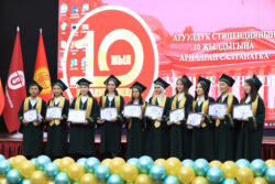 ОшМУ: Студенттер 1200$ стипендия алышты