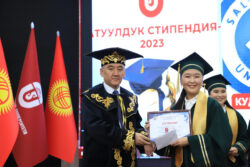 ОшМУ: Студенттер 1200$ стипендия алышты