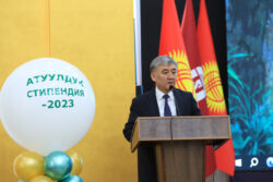 ОшМУ: Студенттер 1200$ стипендия алышты