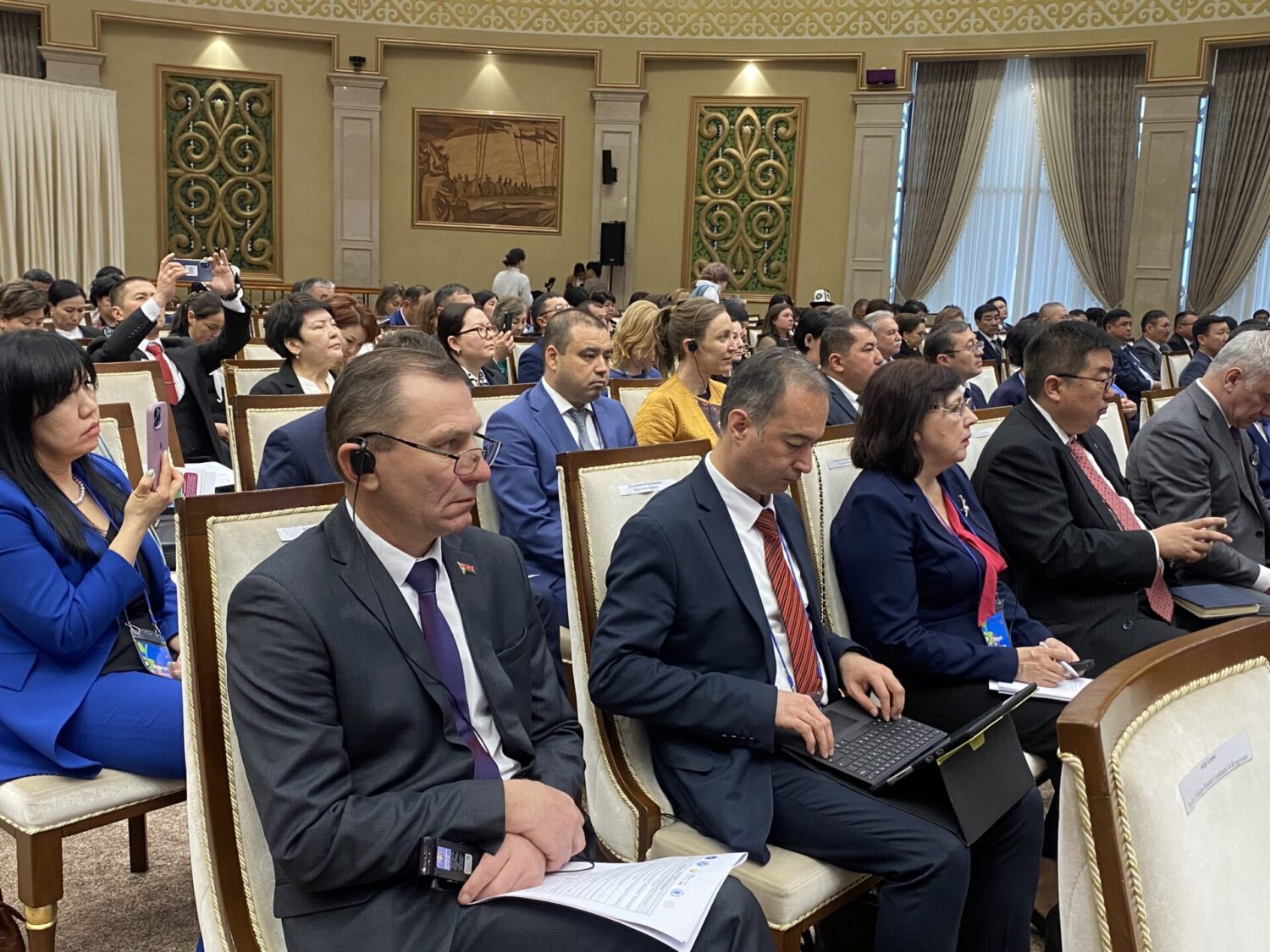 Э.БАЙСАЛОВ: “ Мектеп тамак-аш маселесин социалдык милдет катары гана эмес, инвестициялык өсүүгө дем берүүчү фактор катары да карайбыз”