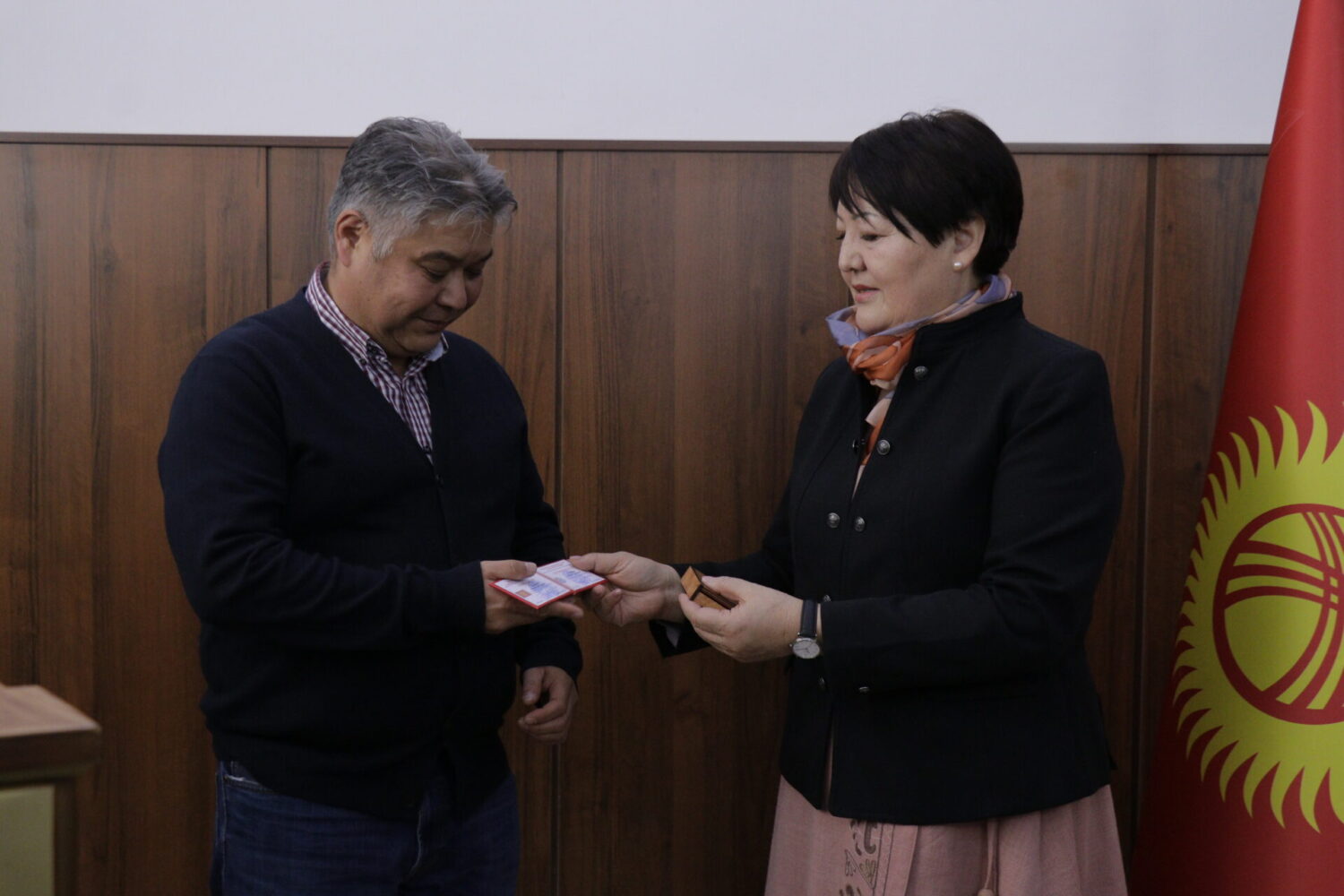 ДОГДУРГҮЛ КЕНДИРБАЕВА: “ЖУРНАЛИСТТЕР ЭЛ МЕНЕН БИЙЛИКТИН ОРТОСУНДАГЫ ДАНАКЕРЛЕР”