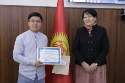 ДОГДУРГҮЛ КЕНДИРБАЕВА:  “ЖУРНАЛИСТТЕР ЭЛ МЕНЕН БИЙЛИКТИН ОРТОСУНДАГЫ ДАНАКЕРЛЕР”  