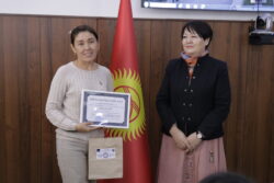 ДОГДУРГҮЛ КЕНДИРБАЕВА:  “ЖУРНАЛИСТТЕР ЭЛ МЕНЕН БИЙЛИКТИН ОРТОСУНДАГЫ ДАНАКЕРЛЕР”  