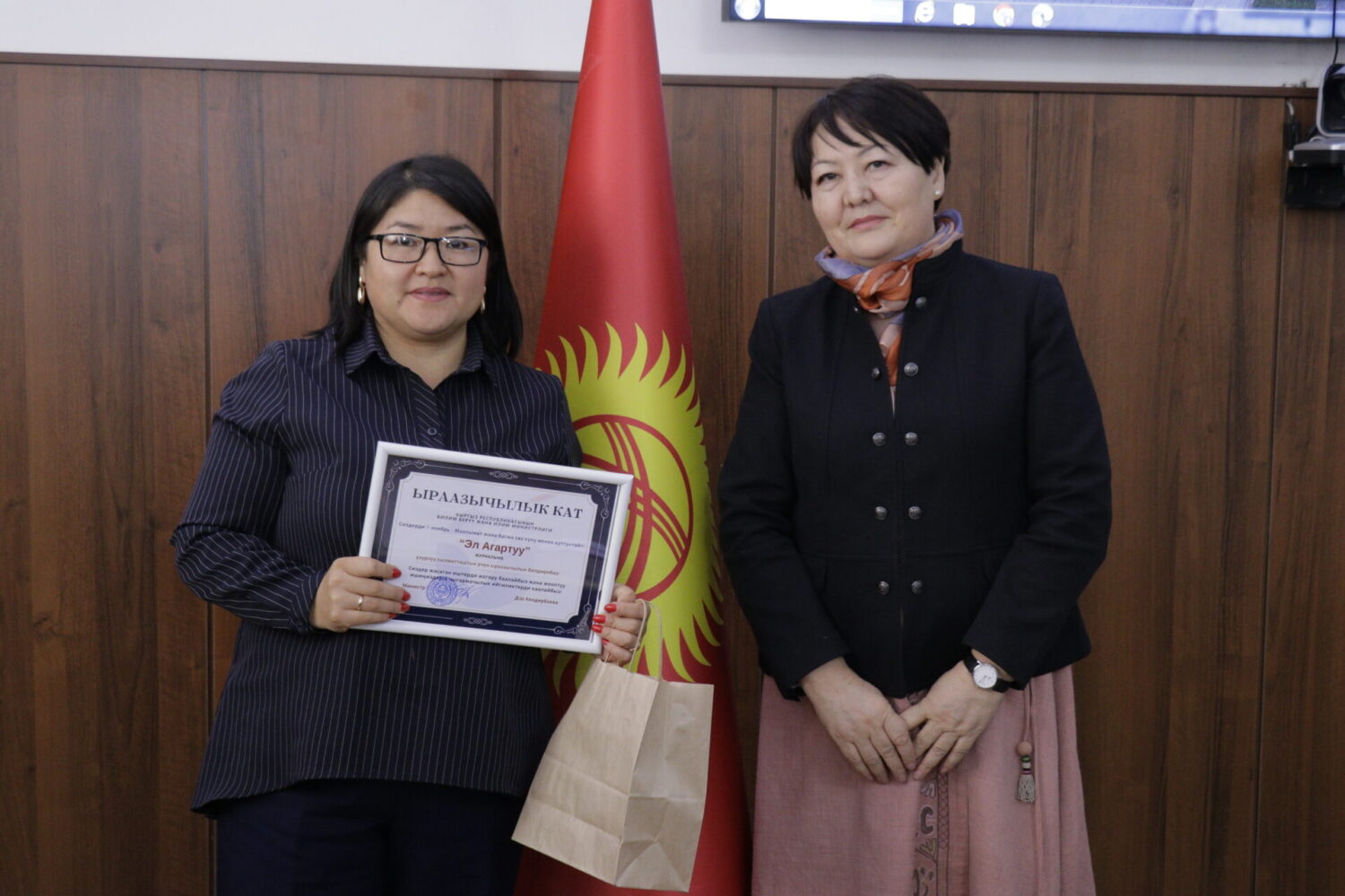 ДОГДУРГҮЛ КЕНДИРБАЕВА: “ЖУРНАЛИСТТЕР ЭЛ МЕНЕН БИЙЛИКТИН ОРТОСУНДАГЫ ДАНАКЕРЛЕР”