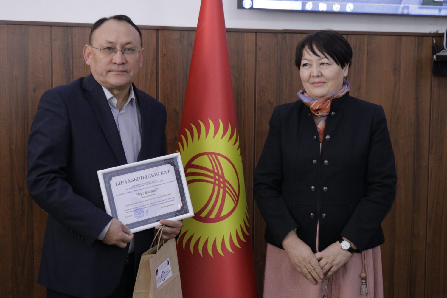 ДОГДУРГҮЛ КЕНДИРБАЕВА: “ЖУРНАЛИСТТЕР ЭЛ МЕНЕН БИЙЛИКТИН ОРТОСУНДАГЫ ДАНАКЕРЛЕР”