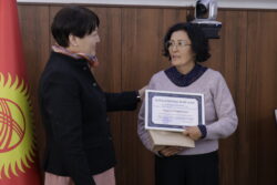 ДОГДУРГҮЛ КЕНДИРБАЕВА:  “ЖУРНАЛИСТТЕР ЭЛ МЕНЕН БИЙЛИКТИН ОРТОСУНДАГЫ ДАНАКЕРЛЕР”  