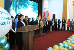 ОшМУ: Студенттер 1200$ стипендия алышты