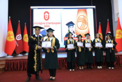 ОшМУ: Студенттер 1200$ стипендия алышты