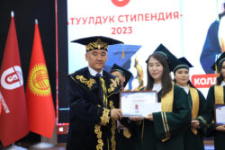 ОшМУ: Студенттер 1200$ стипендия алышты