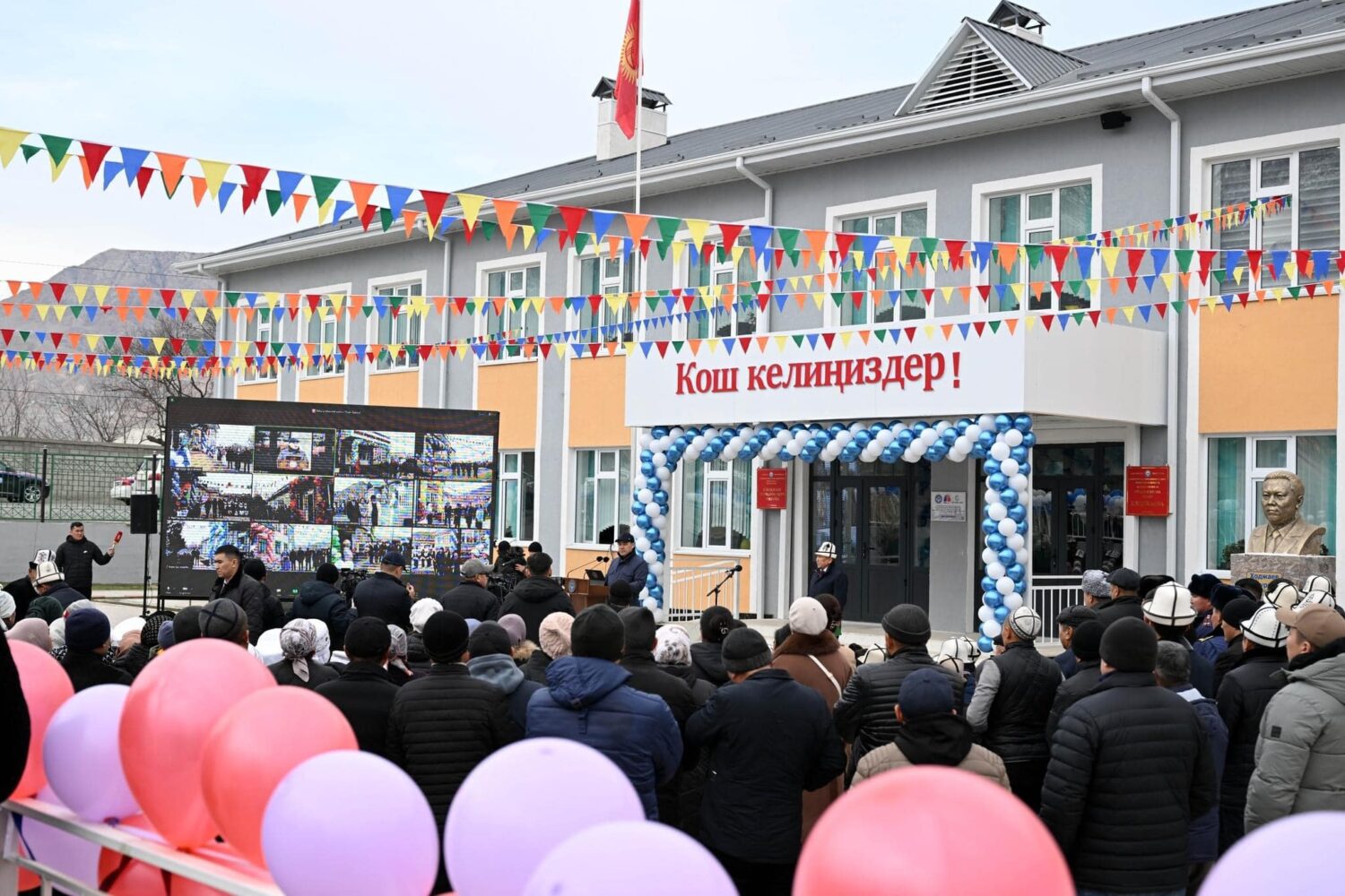 ПРЕЗИДЕНТ САДЫР ЖАПАРОВ В БАТКЕНСКОЙ ОБЛАСТИ ОТКРЫЛ ШКОЛЫ И ДЕТСКИЕ САДЫ