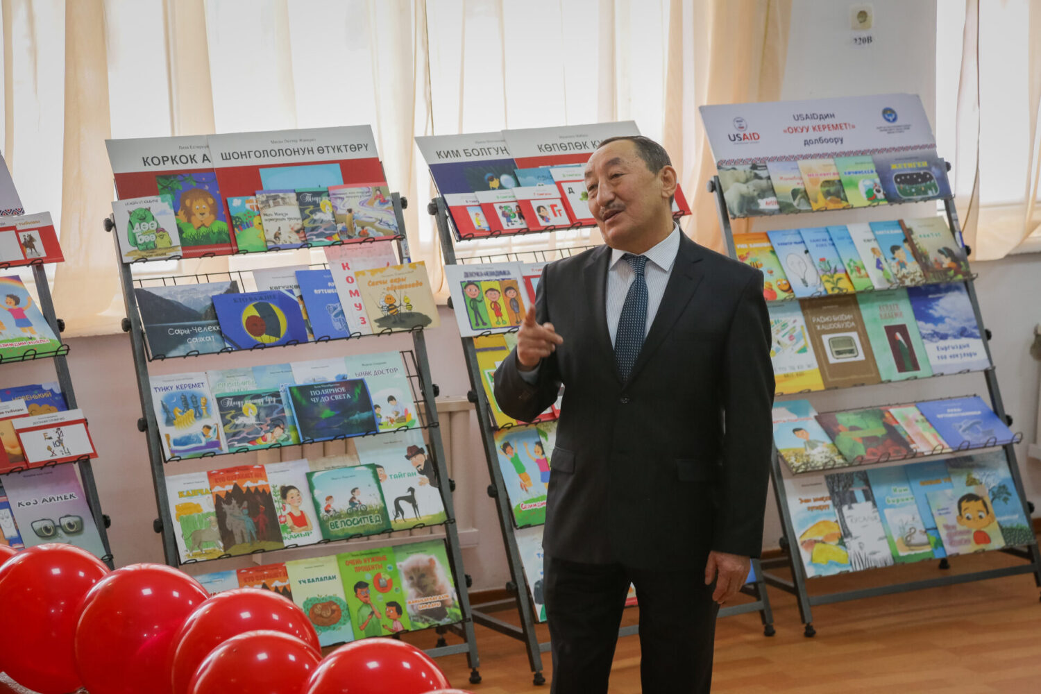 АКШ ӨКМӨТҮ МЕКТЕПТЕРГЕ ДЭЭРЛИК 1,8 МИЛЛИОН ЖАҢЫ КИТЕПТЕРДИ БЕЛЕККЕ БЕРДИ