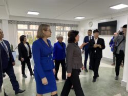 №69 МЕКТЕП ГИМНАЗИЯСЫНА ИНТЕРАКТИВДҮҮ ПАНЕЛДЕР ТАПШЫРЫЛДЫ