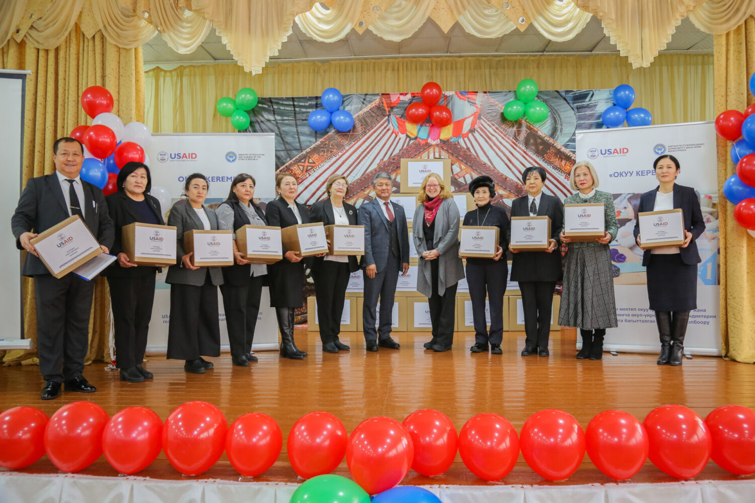 АКШ ӨКМӨТҮ МЕКТЕПТЕРГЕ ДЭЭРЛИК 1,8 МИЛЛИОН ЖАҢЫ КИТЕПТЕРДИ БЕЛЕККЕ БЕРДИ