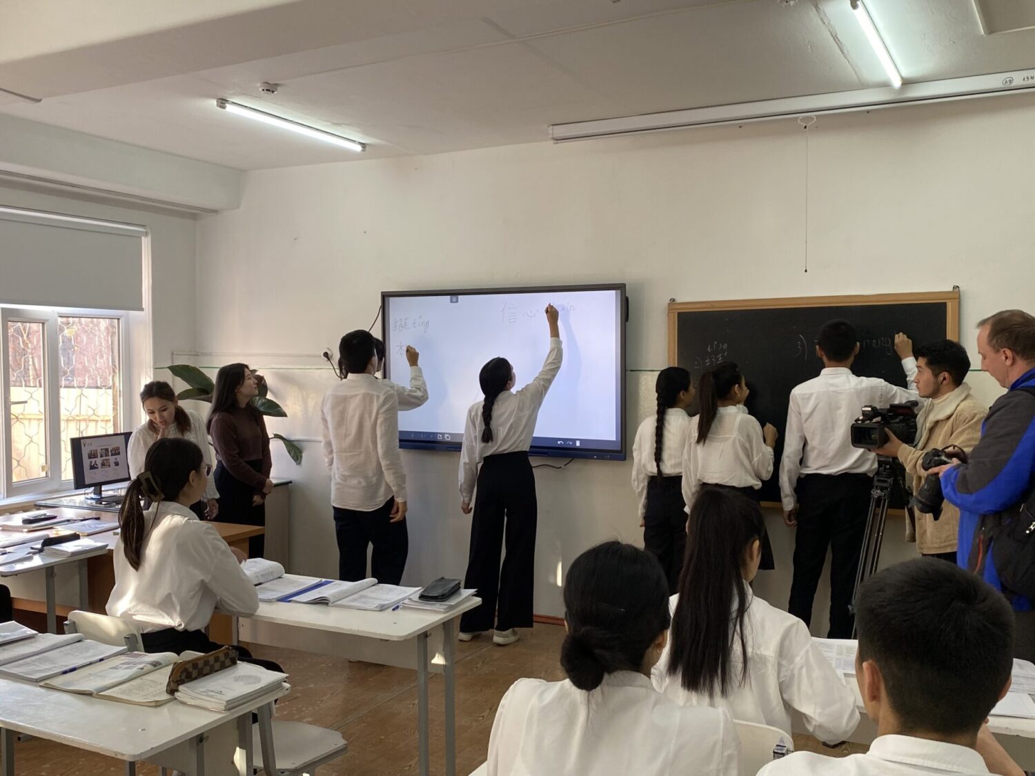 №69 МЕКТЕП ГИМНАЗИЯСЫНА ИНТЕРАКТИВДҮҮ ПАНЕЛДЕР ТАПШЫРЫЛДЫ