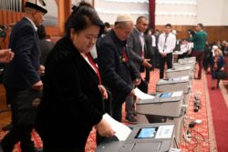 ЭЛДИН ҮНҮ УГУЛУП,  ҮМҮТҮ ЖАНДЫ