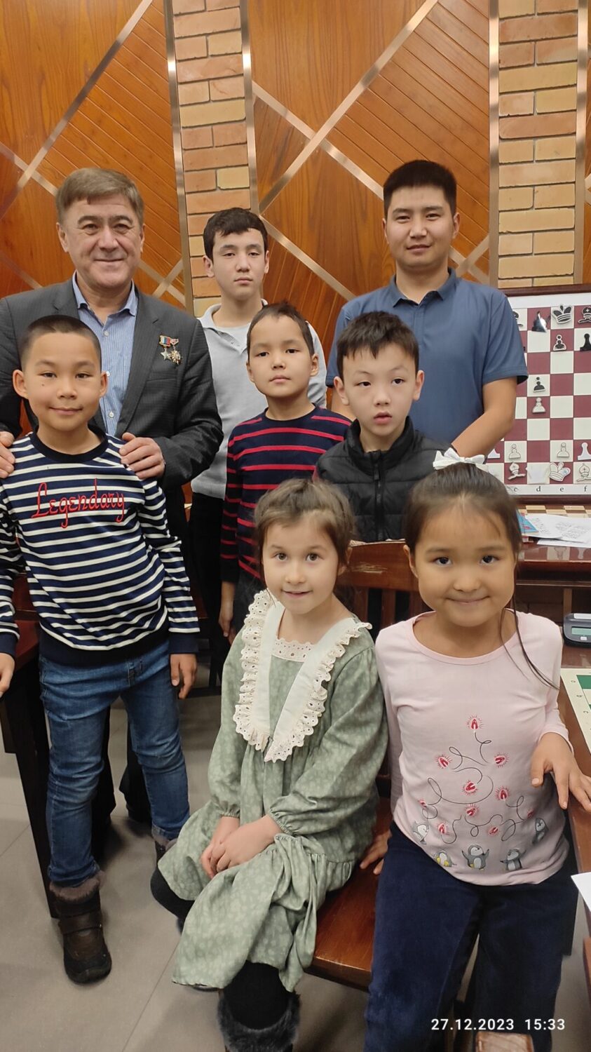 КОСМОНАВТ САЛИЖАН ШАРИПОВ ЖАШТАРДЫ ШЫКТАНДЫРДЫ