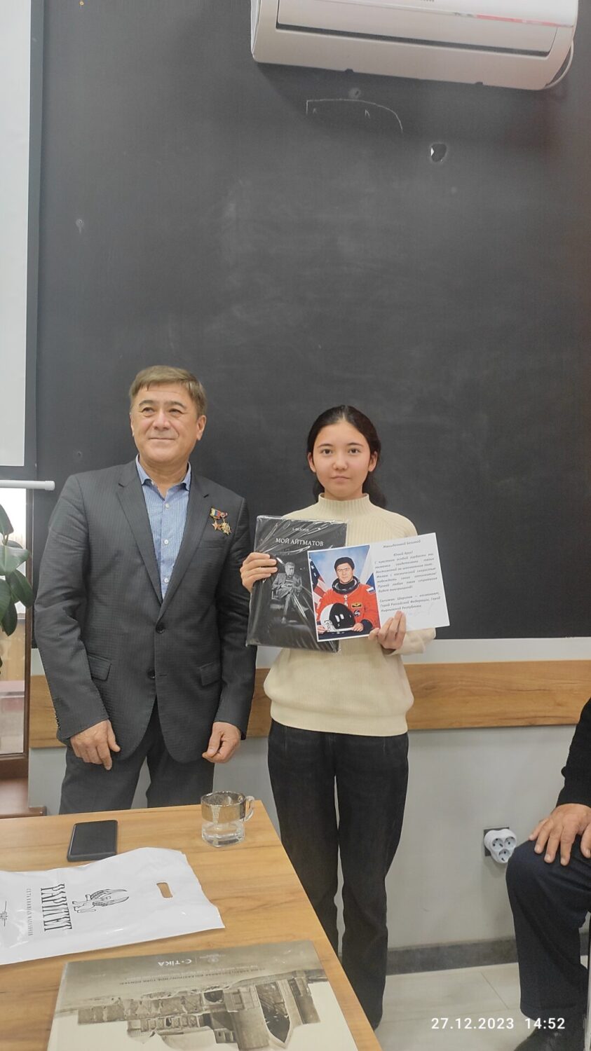 КОСМОНАВТ САЛИЖАН ШАРИПОВ ЖАШТАРДЫ ШЫКТАНДЫРДЫ