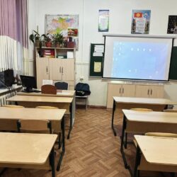 ЧҮЙ-ТОКМОК БИЛИМ БЕРҮҮ БӨЛҮМҮНҮН МЕКТЕПТЕРИ ОКУУ МЕБЕЛДЕРИ МЕНЕН КАМСЫЗДАЛДЫ