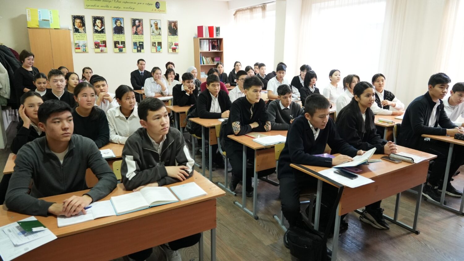 КМУНУН СТУДЕНТТЕРИ МЕКТЕПТЕ ПРАКТИКАСЫН ӨТҮҮДӨ