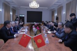 Синьцзян педагогикалык университетинин өкүлдөрү ОшМУга келди