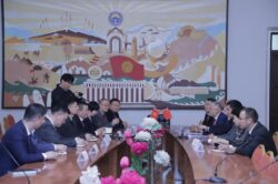 Синьцзян педагогикалык университетинин өкүлдөрү ОшМУга келди