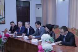 Синьцзян педагогикалык университетинин өкүлдөрү ОшМУга келди