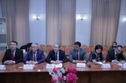 Синьцзян педагогикалык университетинин өкүлдөрү ОшМУга келди