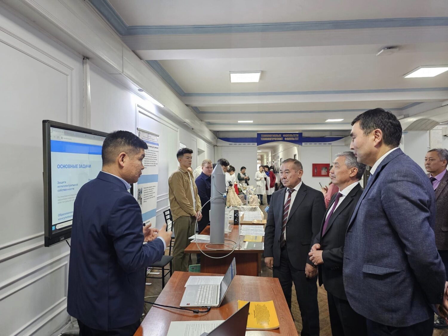 МИНИСТР ФИНАНСОВ ОЗНАКОМИЛСЯ СО СТУДЕНЧЕСКИМИ СТАРТАП ПРОЕКТАМИ В КГТУ